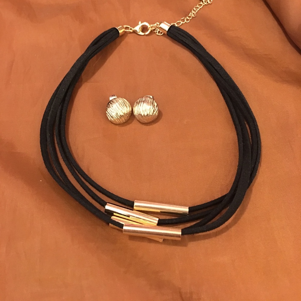 Black velvet choker with gold accent 💃🏻