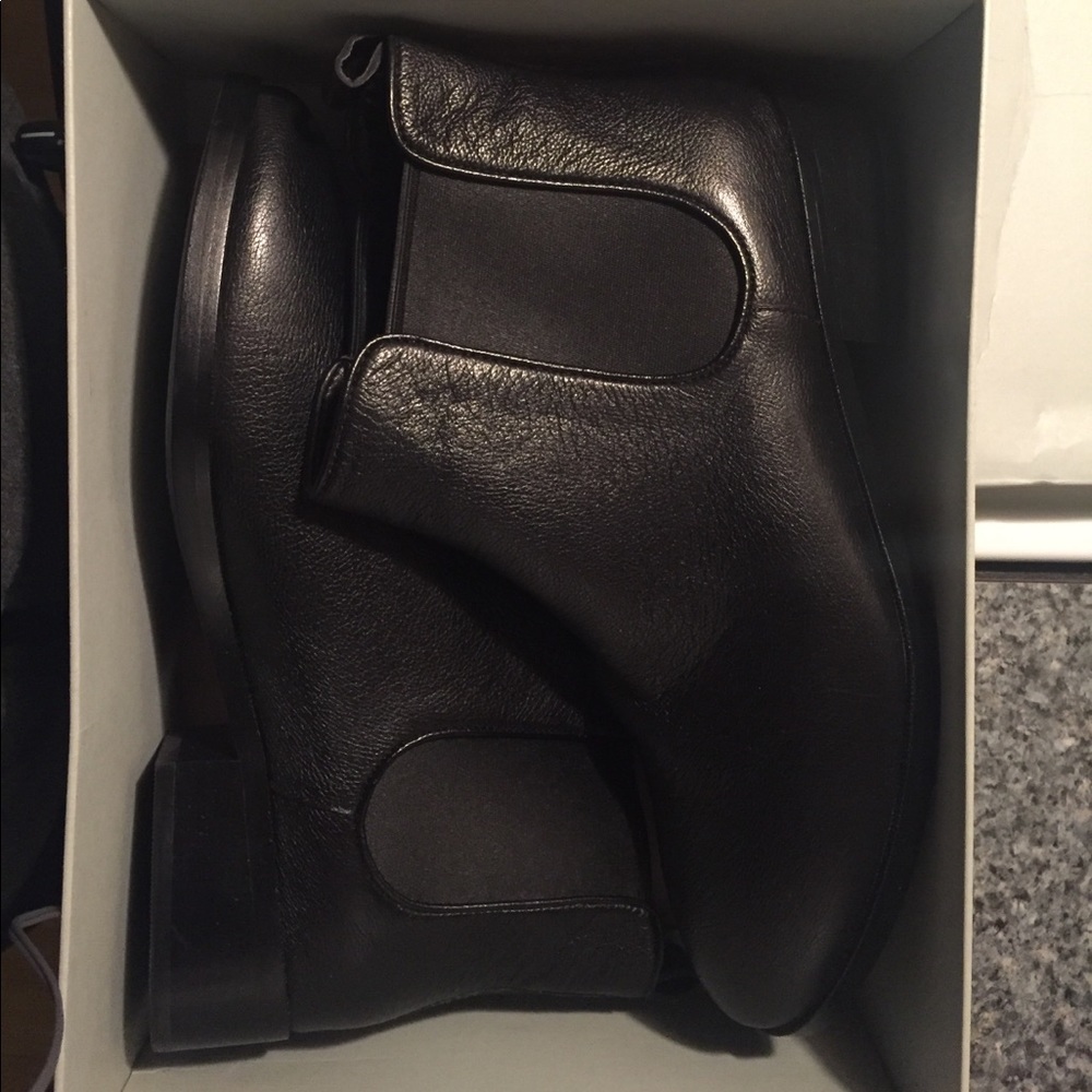 COLE HAAN Landsman Bootie (black leather)