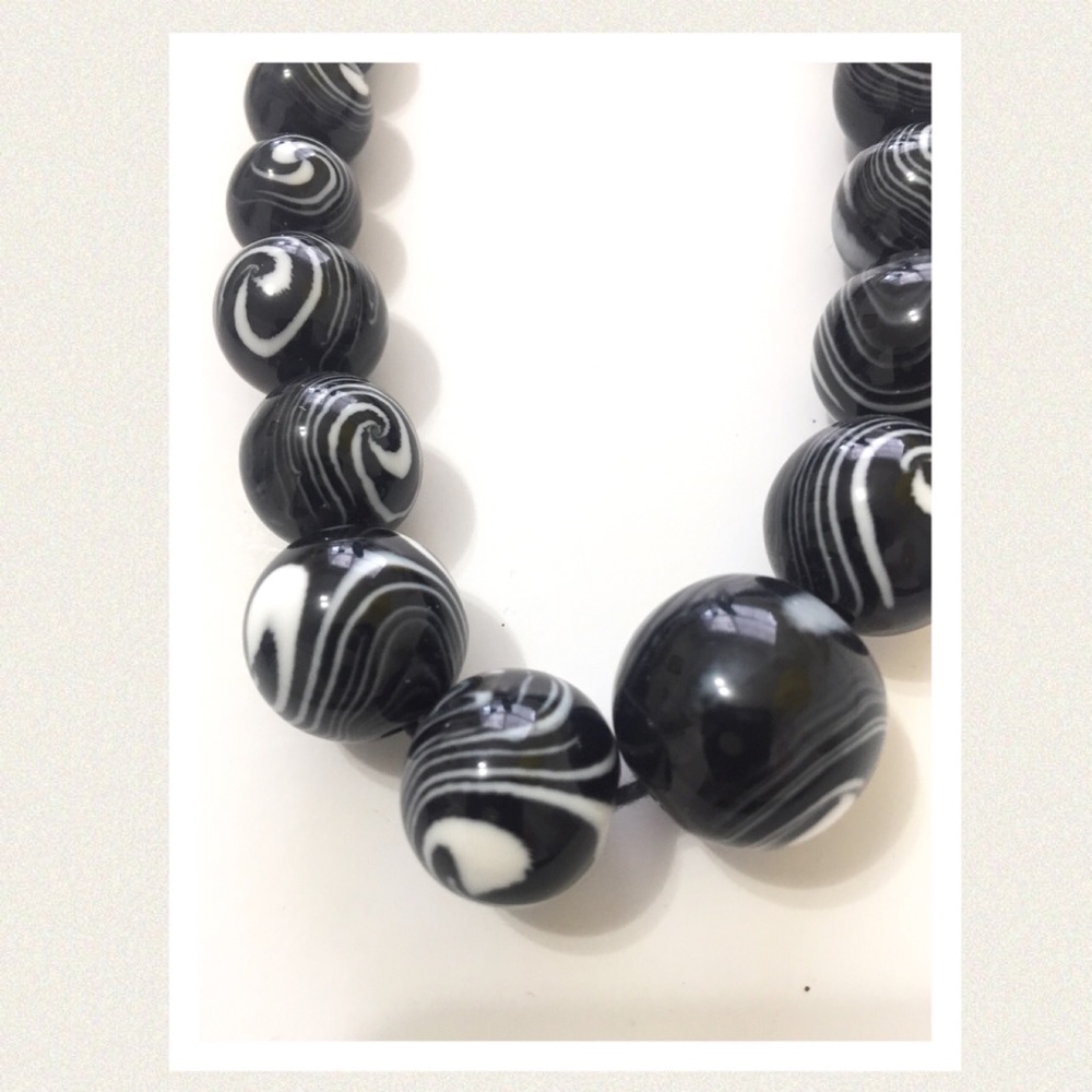 Black & white necklace