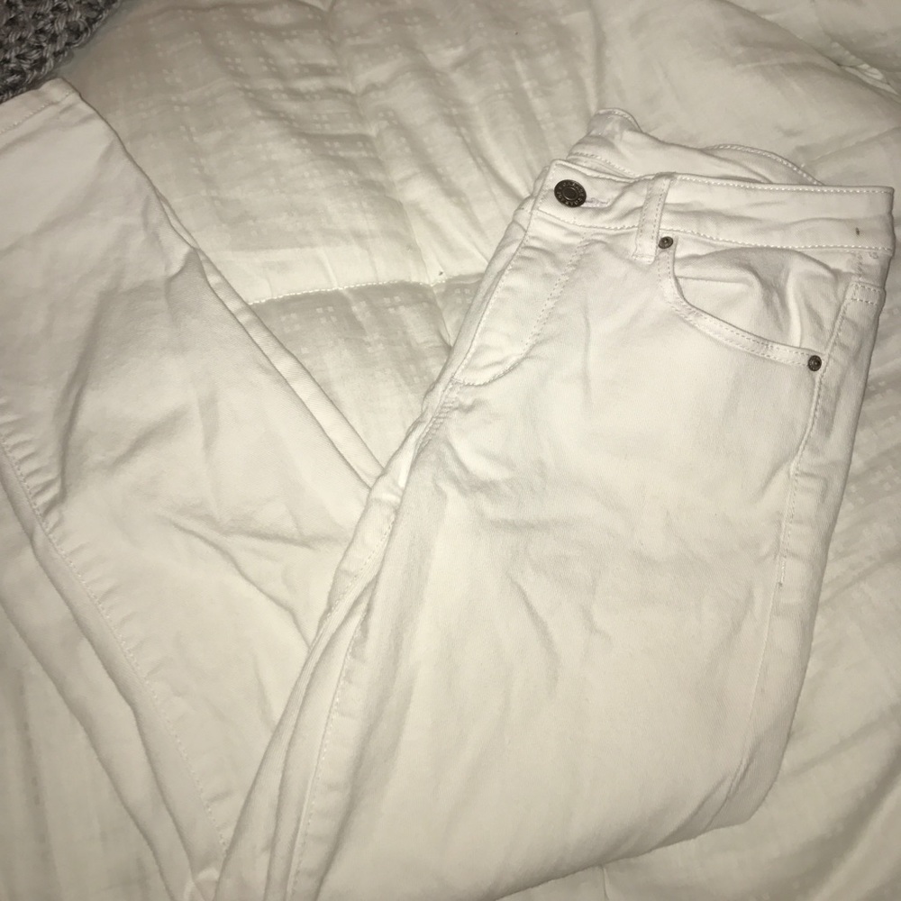 White jeans capris