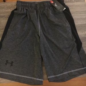 Men's grey/black size SM Under Armour shorts - NWT