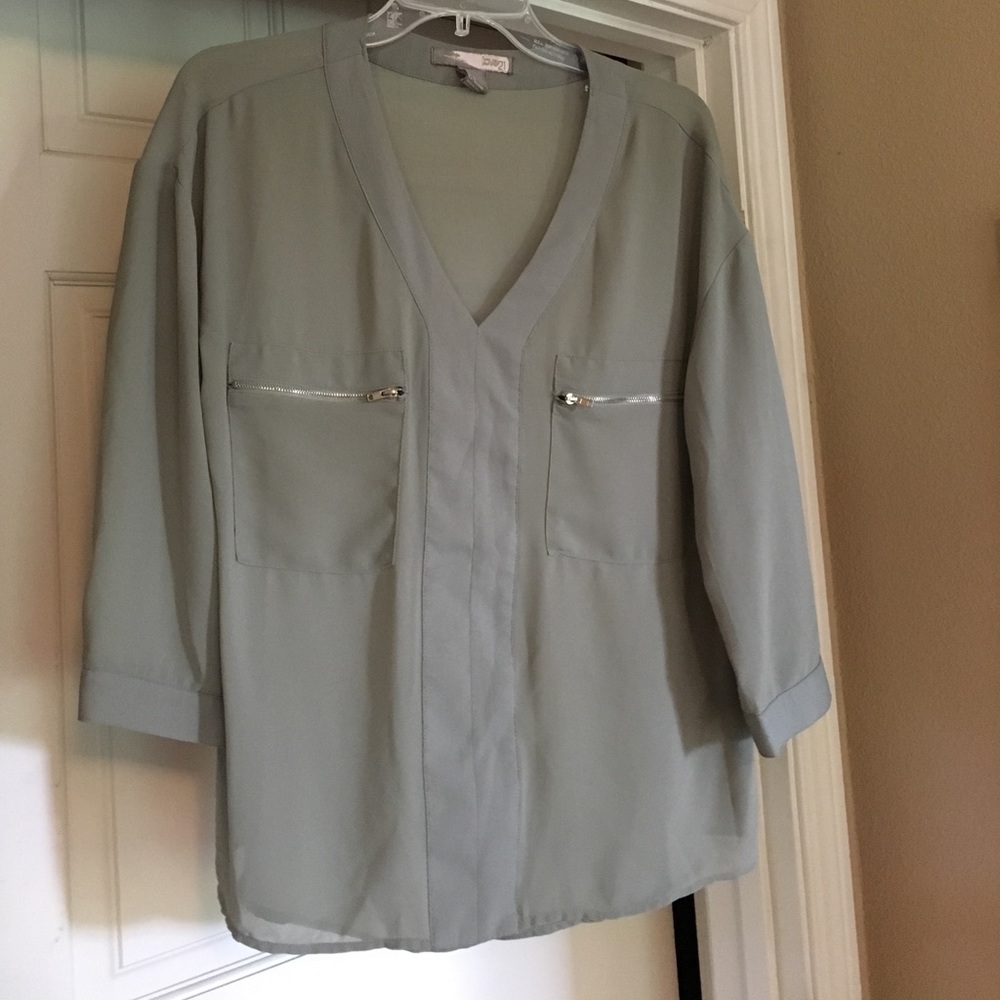 🔴 CLEARANCE! 🔴 Forever 21 Olive flowy blouse