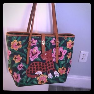 😻Authentic Dooney And Bourke large tote.