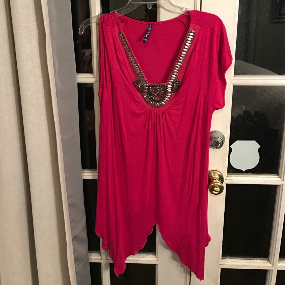 Fuschia handkerchief hem short sleeve tee