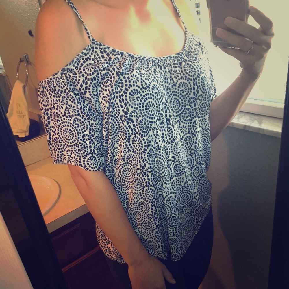 Off the shoulder tank. Size small. Fits to loose