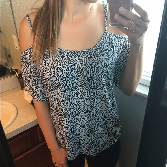 Off the shoulder tank. Size small. Fits to loose - Picture 2 of 2