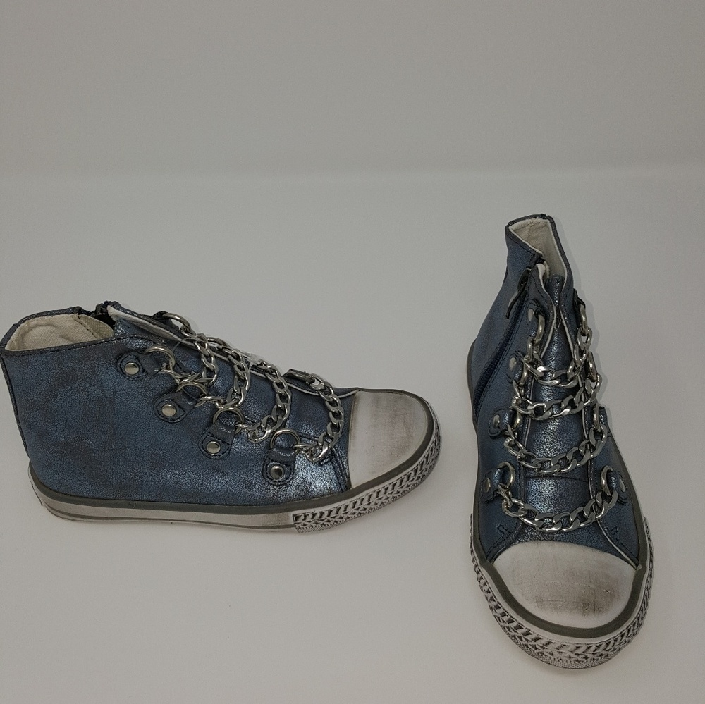 Amiana distressed gym shoes