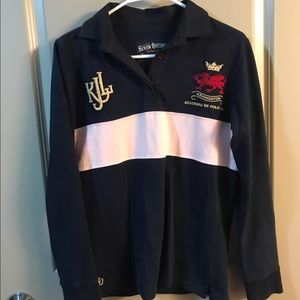 Size small. Very comfy and warm jacket