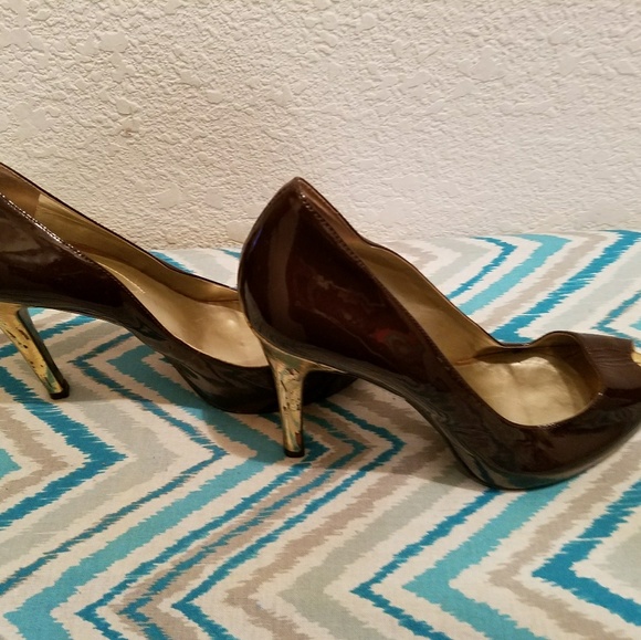 Brown 'Guess ' and Gold heels - Picture 2 of 5