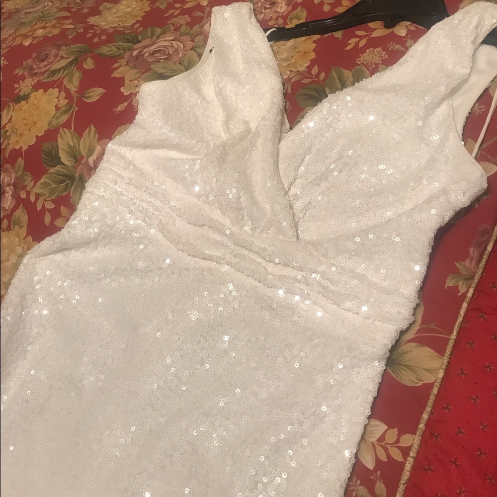 NWT Badgley Mischka Sleeveless VNeck Sequin Gown