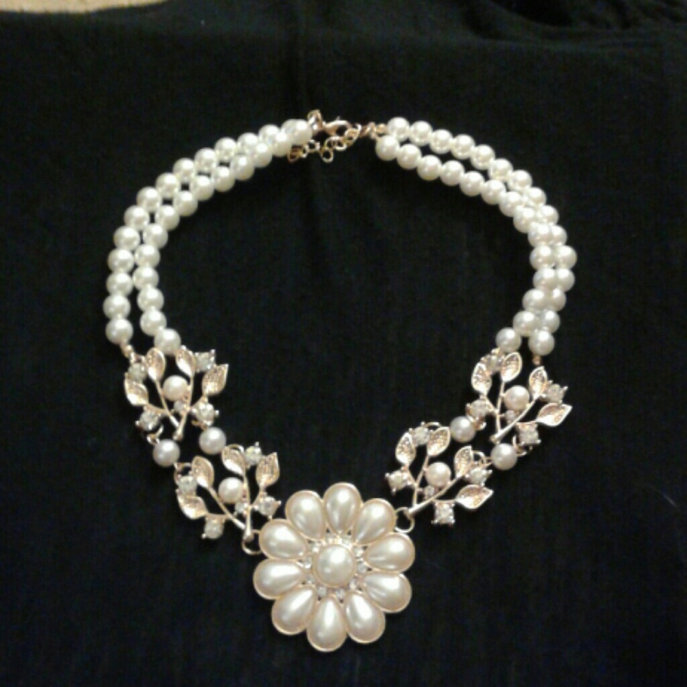 NWT fashion Pearl necklace choker gold & white