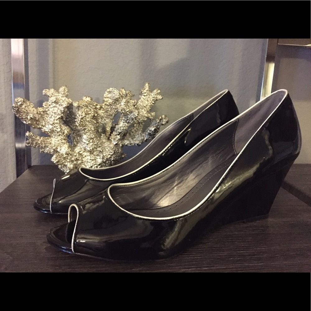 Adrienne Vittadini Black & White Open-Toe Shoes