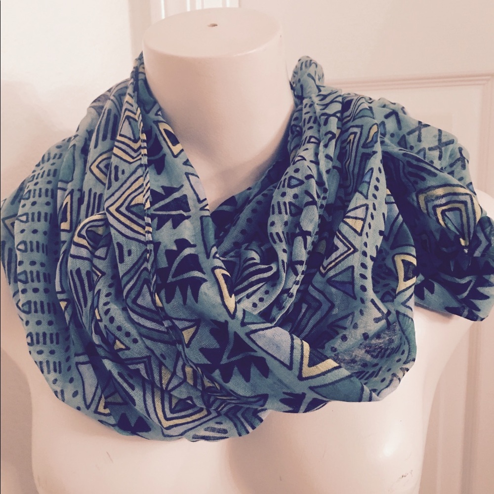 So 80's printed infinite scarf