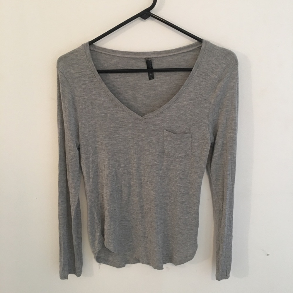 Soft Gray V-neck longsleeve shirt