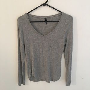 Soft Gray V-neck longsleeve shirt