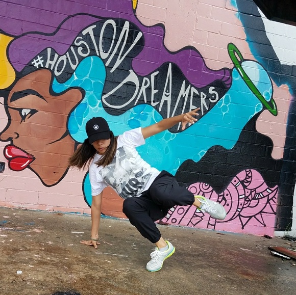 Meet your Posher, Lucia - Picture 2 of 2