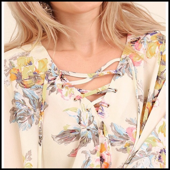 Blooming Bell Sleeves Top - Picture 2 of 5