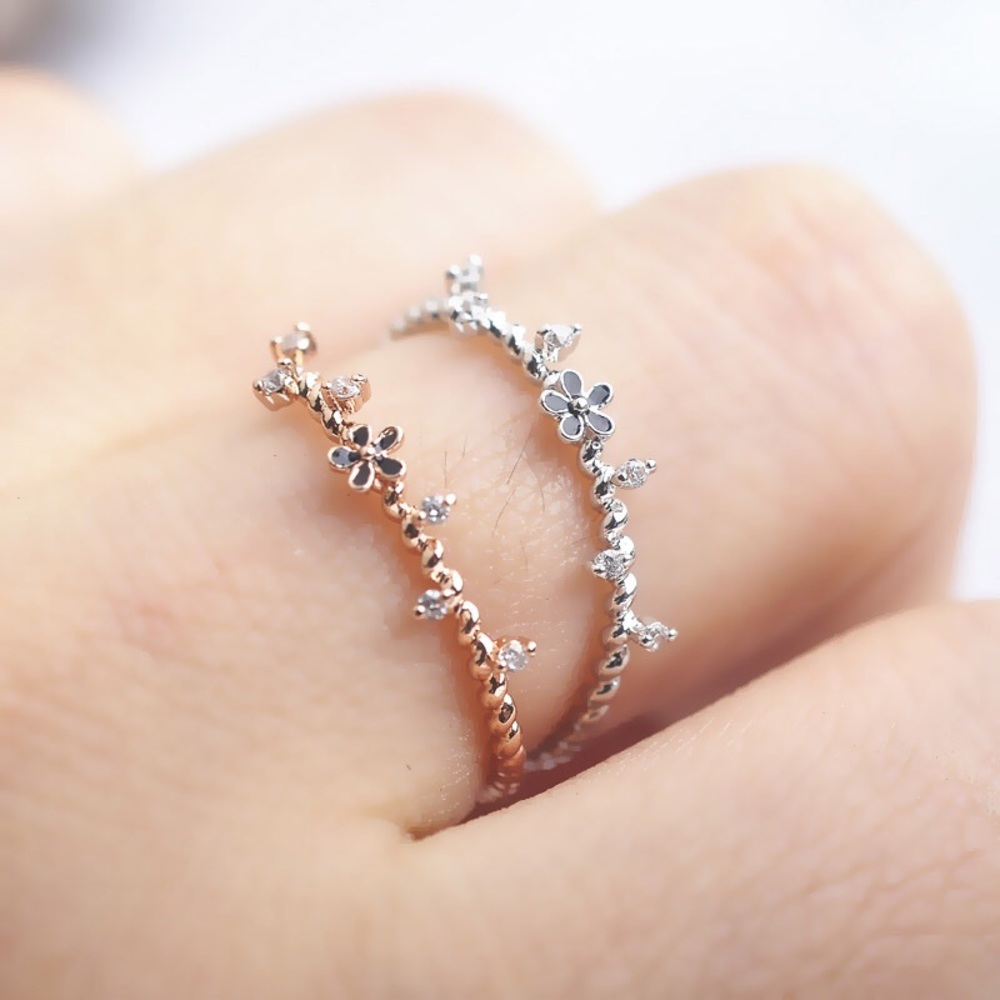 NEW Dainty 🌺 Flower Ring