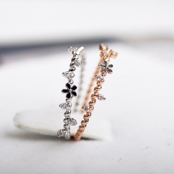 NEW Dainty 🌺 Flower Ring - Picture 3 of 4