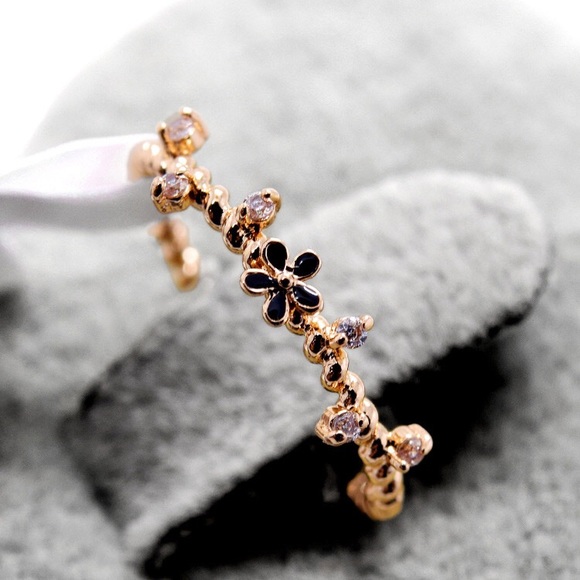 NEW Dainty 🌺 Flower Ring - Picture 2 of 4