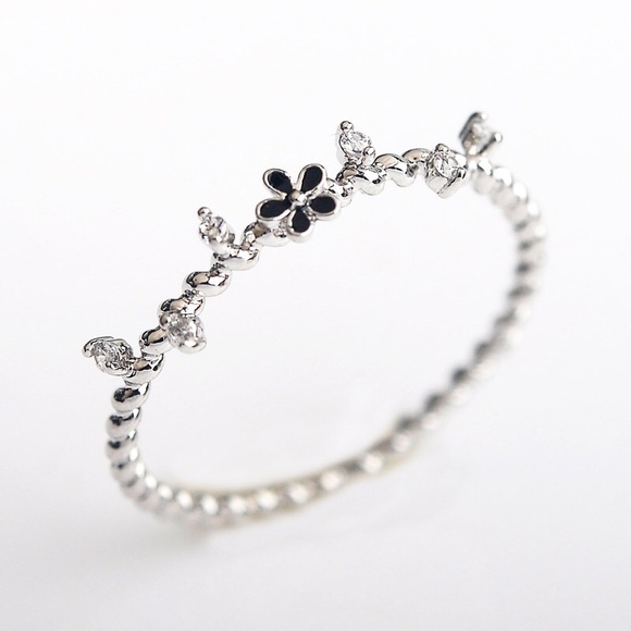 NEW Dainty 🌺 Flower Ring - Picture 4 of 4