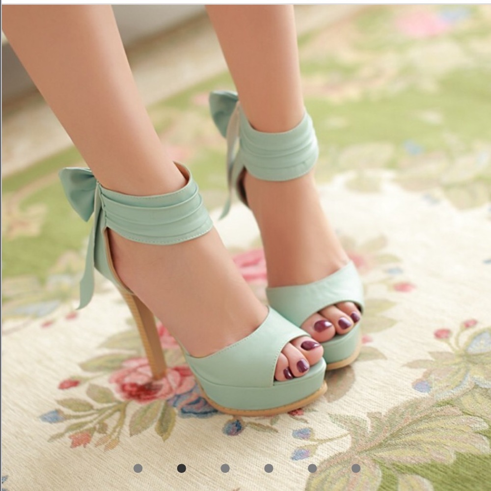 Bow platform pumps (NWOT) make me an offer :)