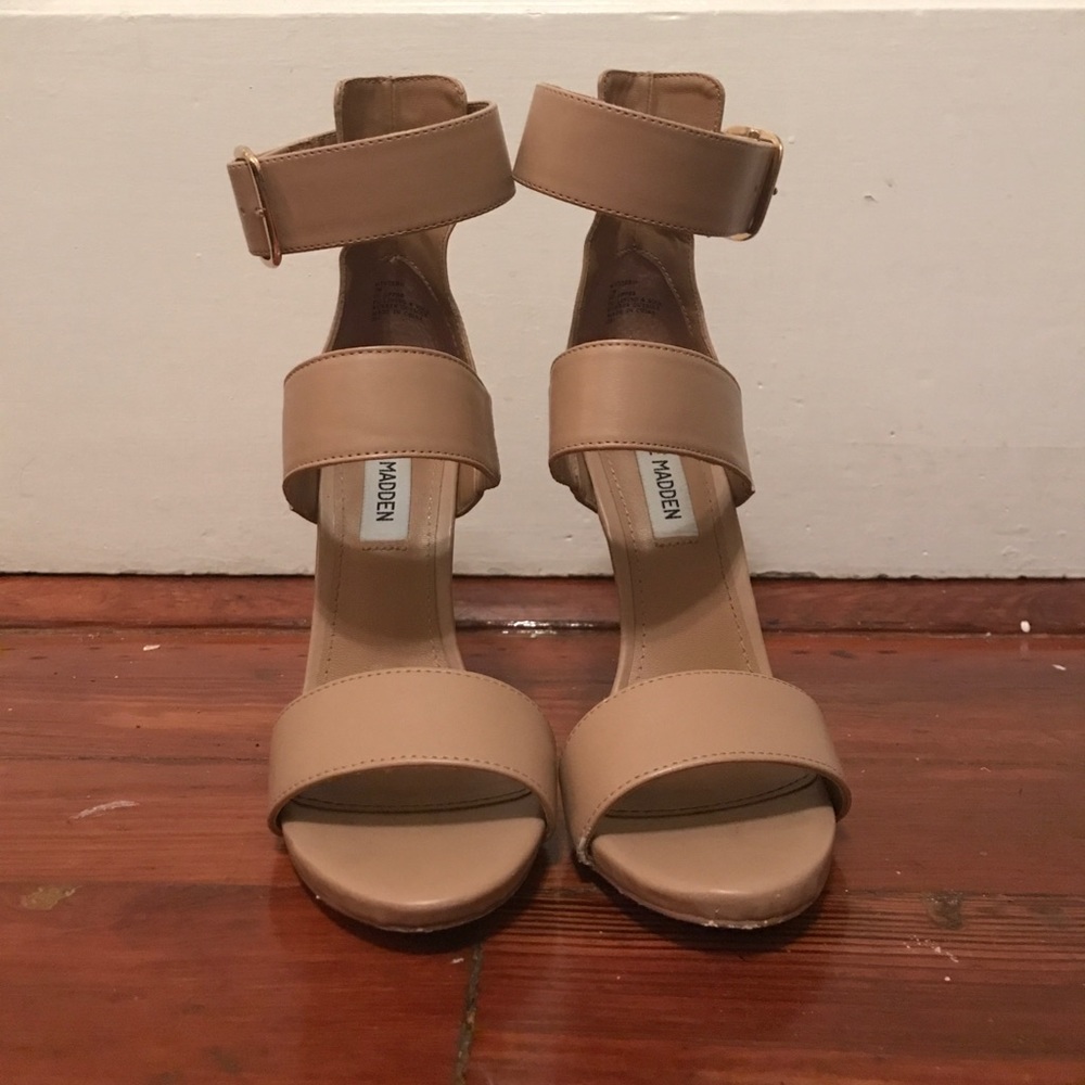 Beautiful tan Steve Madden heels