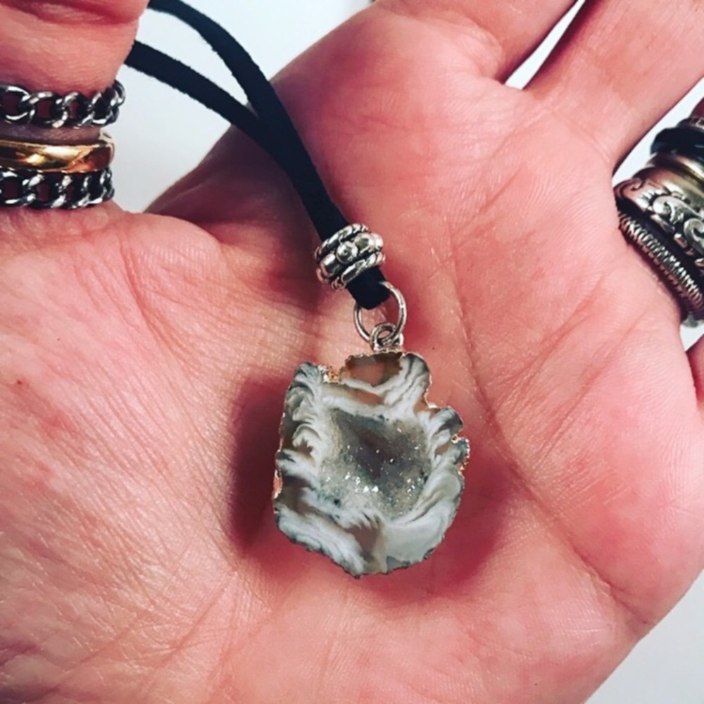 SALE !!druzy agate geode gemstone leather necklace - Picture 5 of 8