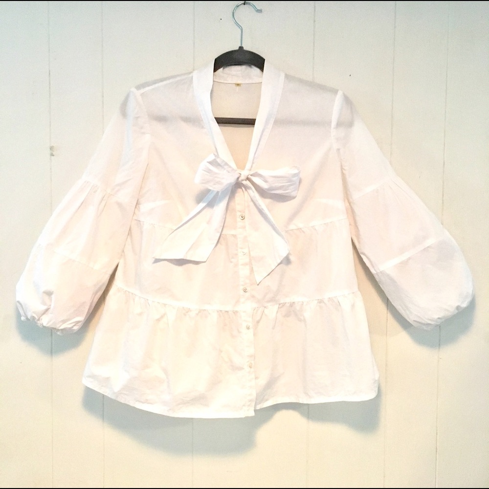 🌸 White blouse with long bell sleeves Small