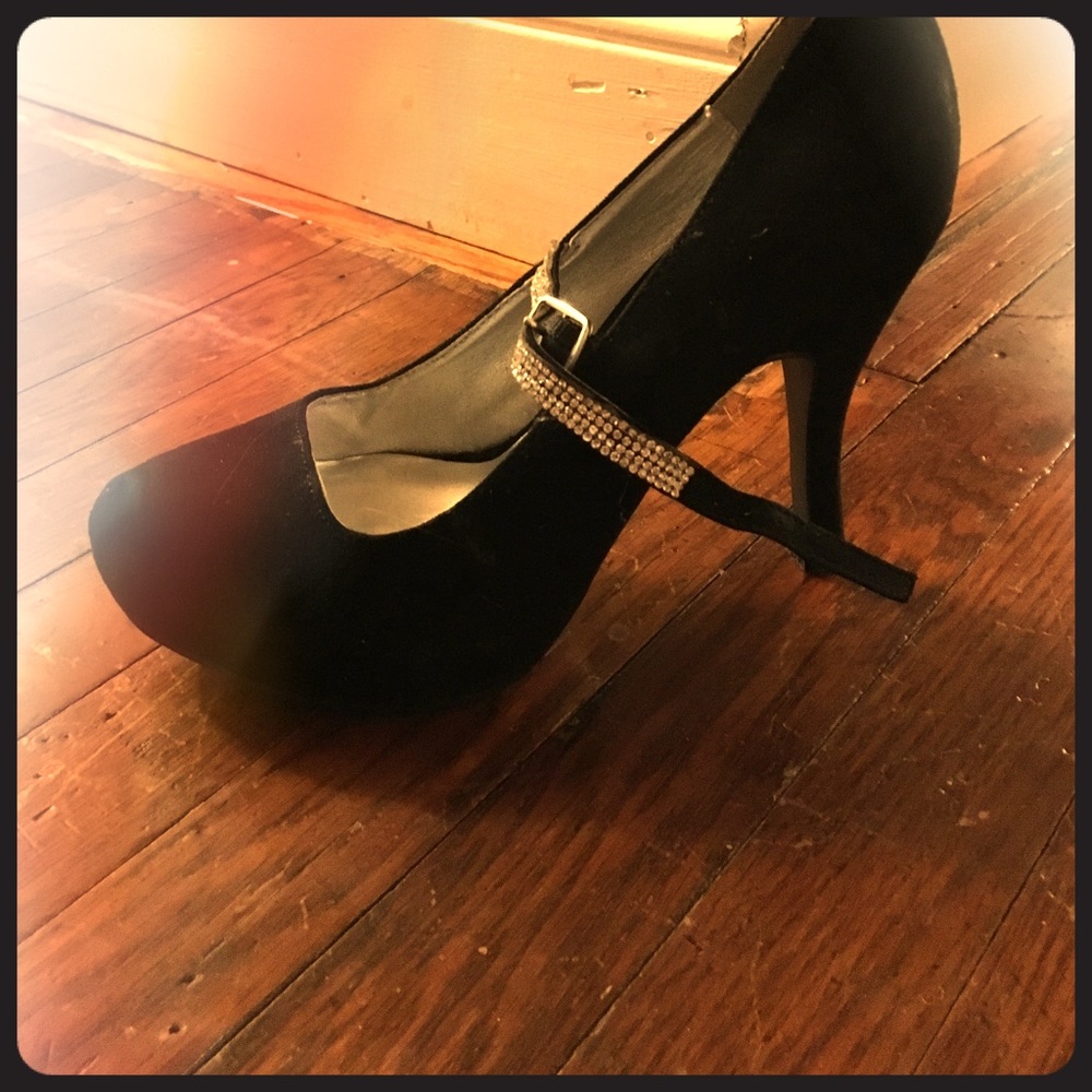 black heels♥️ SiZE 7 1/2 Really pretty.