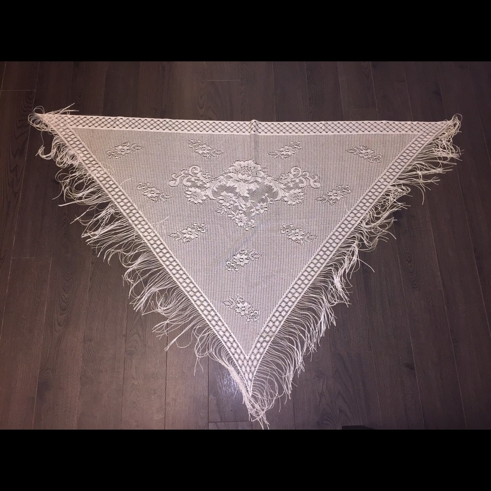 Triangular Ivory Spanish Mantilla