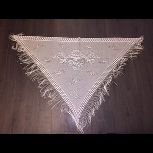 Triangular Ivory Spanish Mantilla