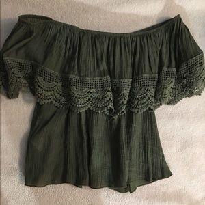 Off the shoulder top- $8 on 🅿️🅿️ if u bundle