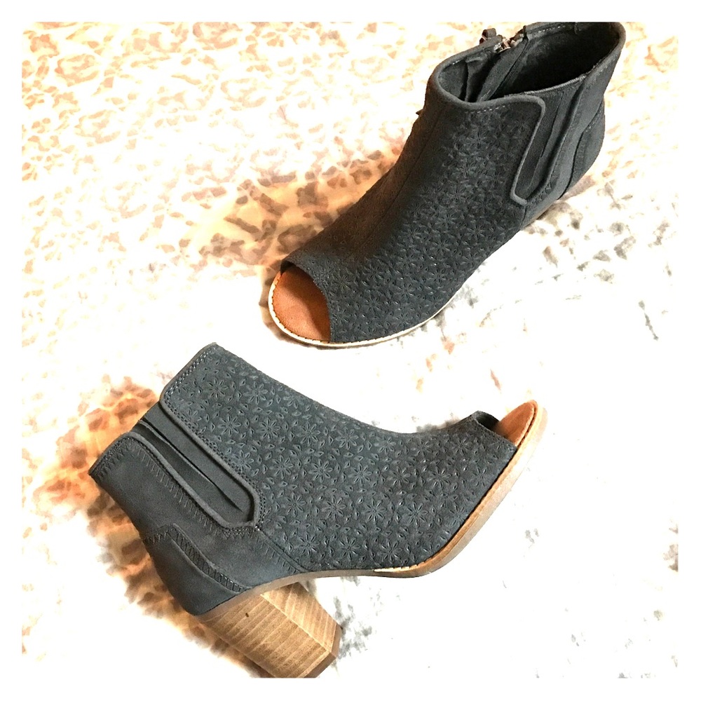 TOMS MAJORCA PEEP-TOE BOOTIES 💙