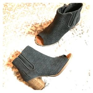 TOMS MAJORCA PEEP-TOE BOOTIES 💙