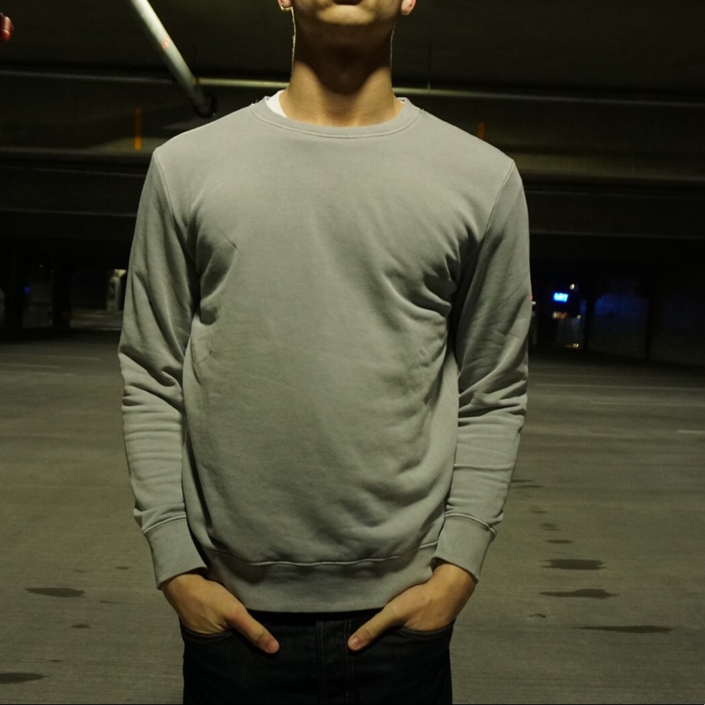 GREY CREWNECK SWEATER