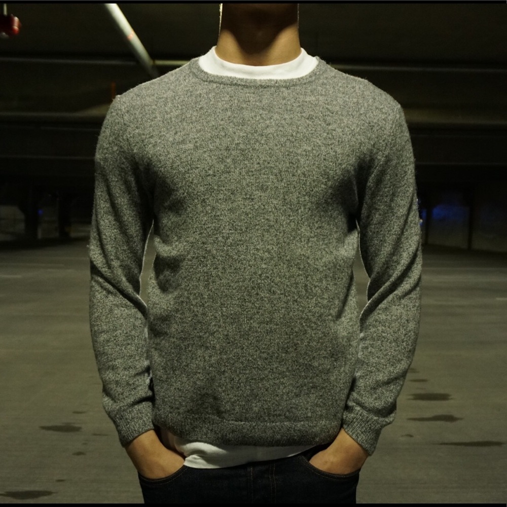GREY CREWNECK SWEATER