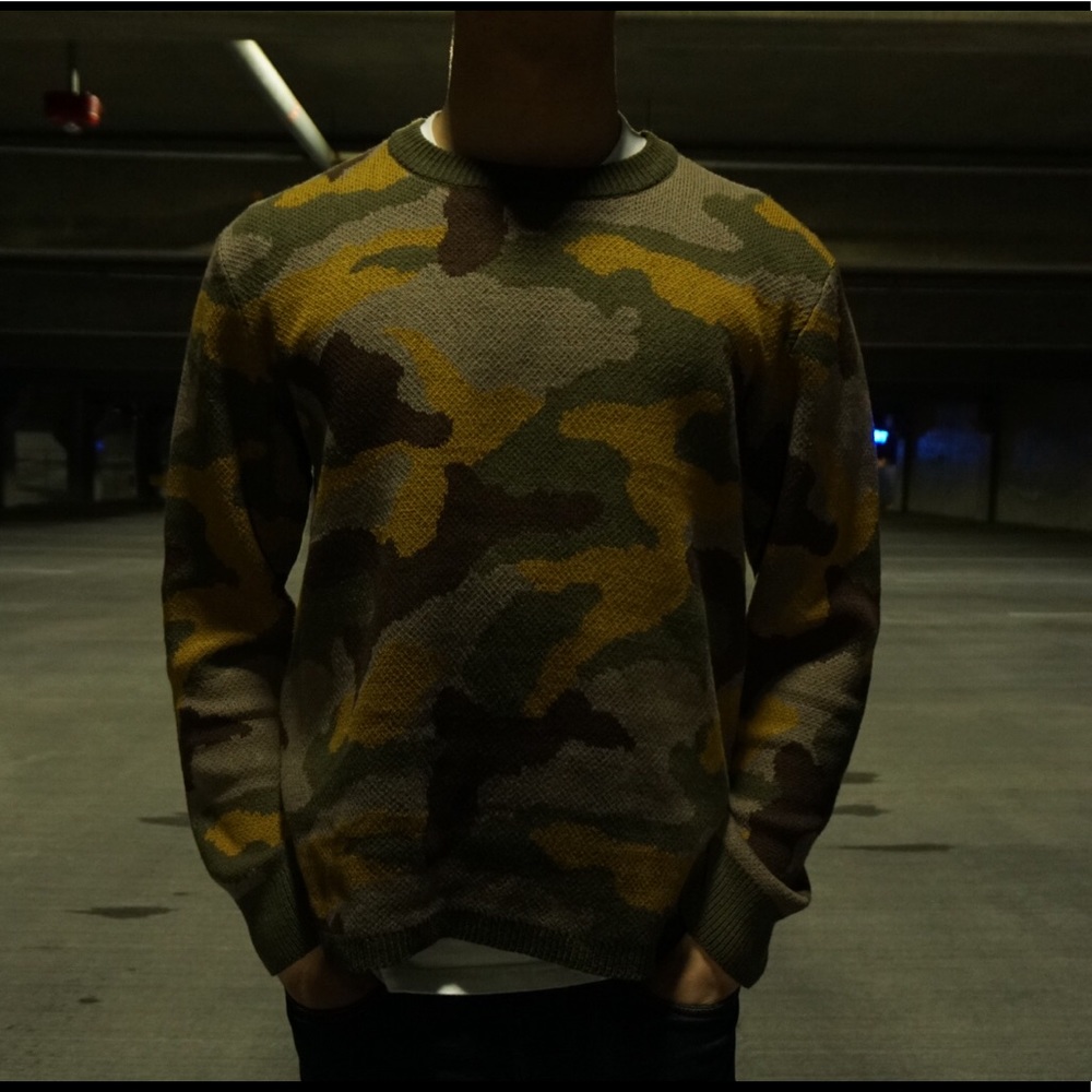 URBAN OUTFITTERS CAMO CREWNECK