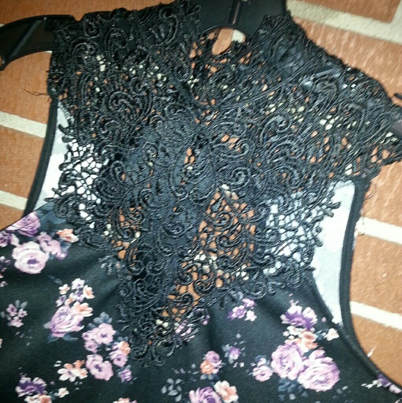 NWOT Floral Dress with Crochet Neckline - Picture 4 of 6