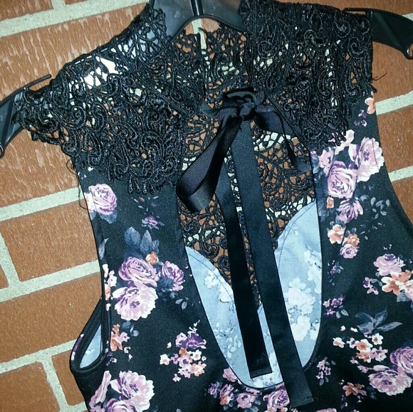 NWOT Floral Dress with Crochet Neckline - Picture 5 of 6