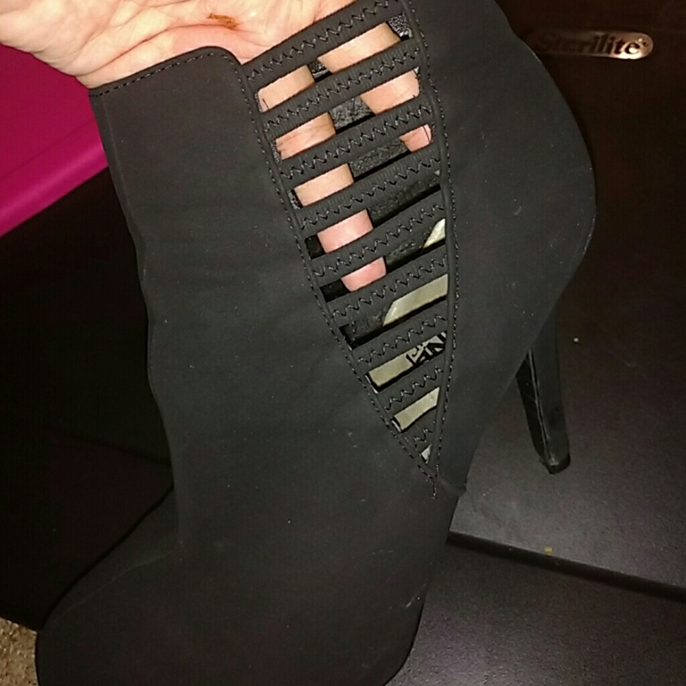 Boots - Picture 3 of 4