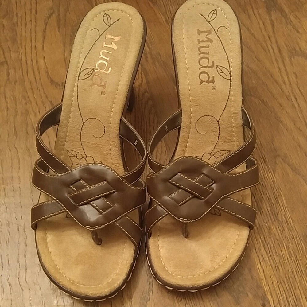 Mudd Famous brown sandals