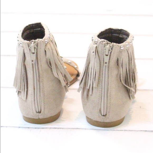 NIB Boho Chic Fringe Stud Gladiator Sandal - Picture 4 of 8