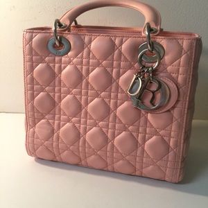 Look like Christian DIOR