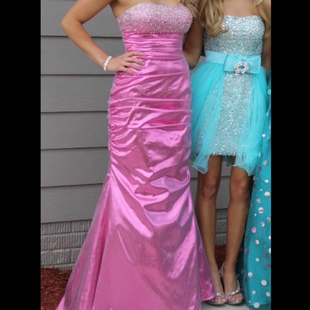 Beautiful dress - Picture 1 of 3