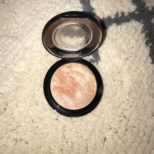 MAC Soft & Gentle Highlighter