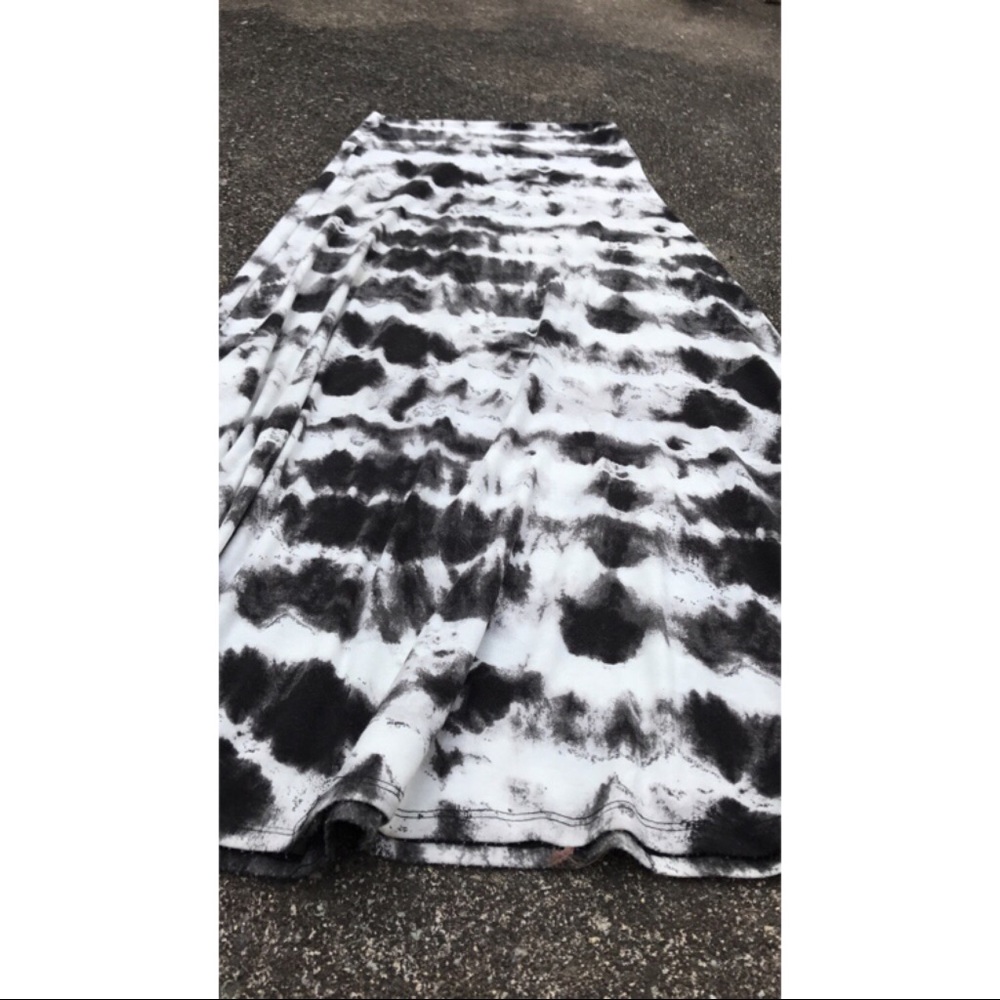 White and black maxi skirt