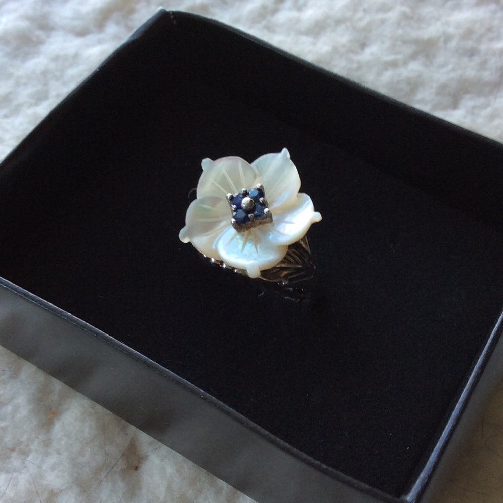 Lee Sands Mother Of Pearl Flower Ring w/Sapphire 6