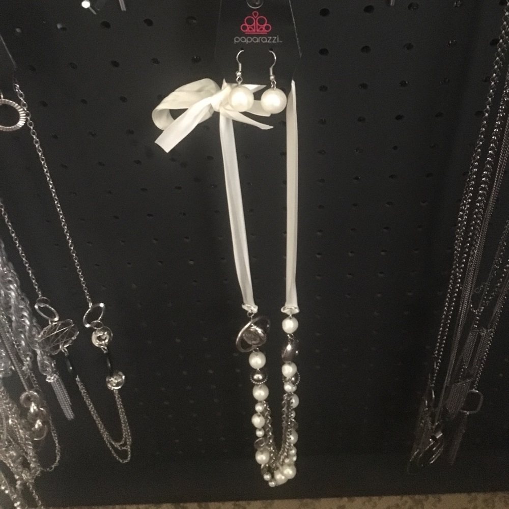 Paparazzi ribbon necklace set w/matching earrings