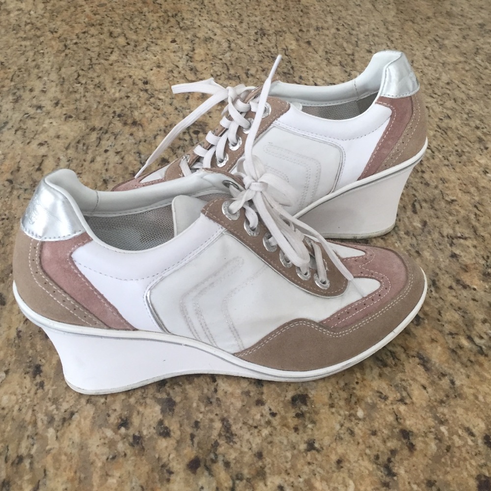 Wedge tennis shoes